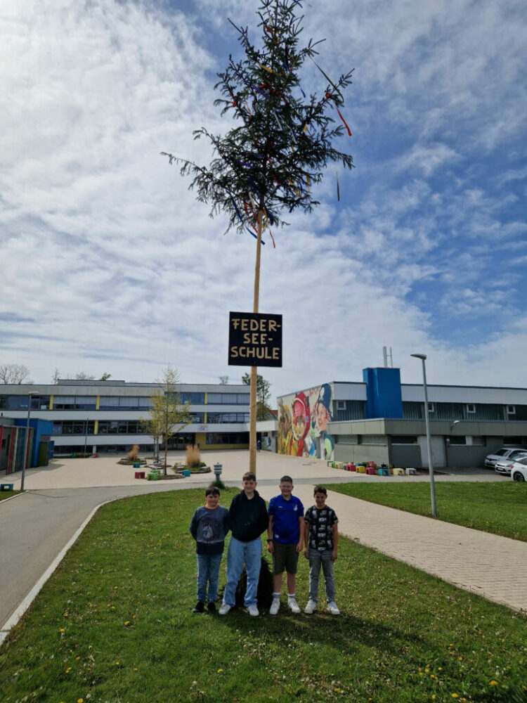 Schüler stellen Maibaum