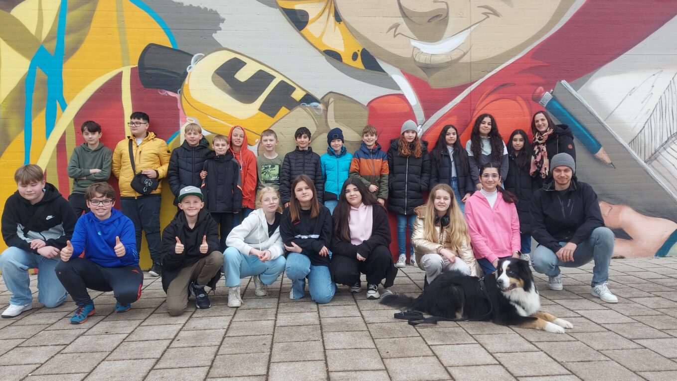 Schulhund Anouk zu Besuch an der Federseeschule